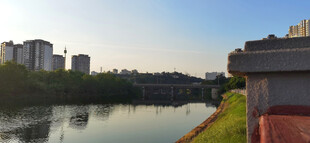 河畔城市风光美景