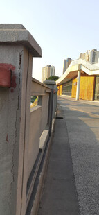 河畔围栏与远处建筑景观
