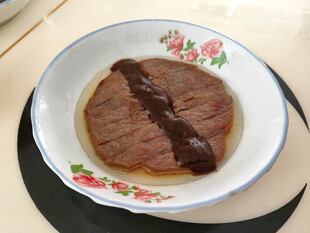 酱汁浇淋的美味牛排