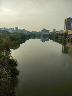 城市河畔风光