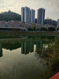 湖畔高楼倒影美景