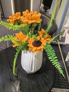 白色花瓶中的工艺向日葵插花