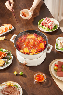 家庭温馨火锅聚餐场景
