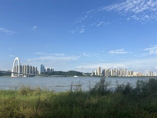 河畔城市风光
