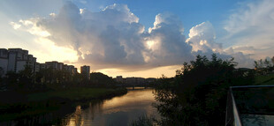河畔夕阳美景