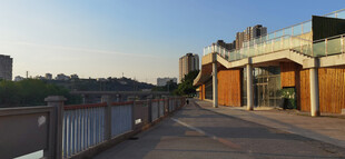 河畔步道与建筑风光