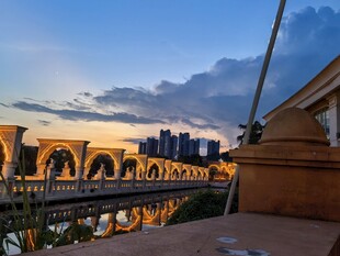 黄昏下的城市桥梁景观
