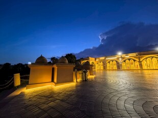 夜幕下的古建筑广场