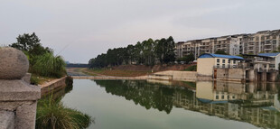 河畔城市风光景致