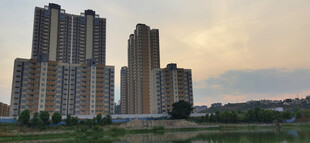 夕阳下的城市高楼景观