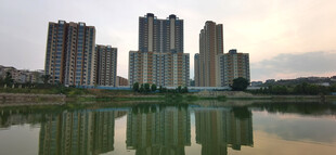 湖畔高楼倒影城市美景