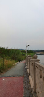 河边步道与护栏风景