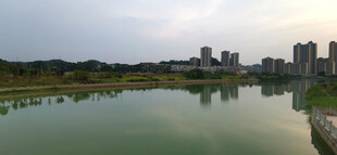 湖畔城市风光