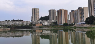 湖畔高楼倒影城市美景