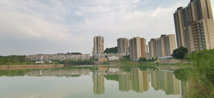 湖畔高楼倒影美景