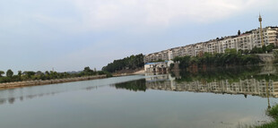 湖畔古老建筑风景