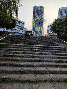 城市中阶梯与高楼景观