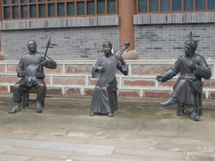 古代人物雕塑展现传统技艺