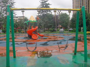 雨后积水的户外儿童游乐场