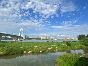 河畔桥梁与蓝天白云美景