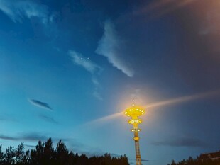 夜幕下的路灯