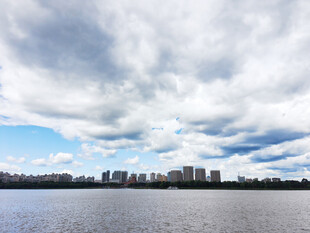 河畔城市风光