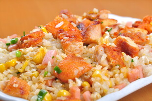 美味鸡肉蔬菜炒饭