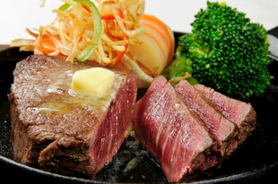 美味牛排搭配蔬菜