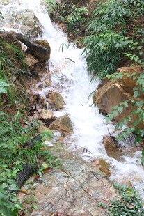 山间溪流
