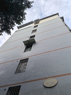 仰拍多层灰色建筑外观