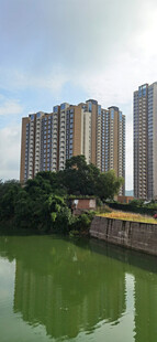 河畔高楼与水面倒影景观