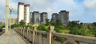 城市桥梁步道旁的高楼景观
