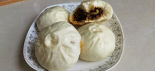 美味包子摆于盘中