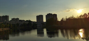 湖畔夕阳下的城市美景