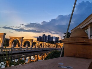 河畔拱桥黄昏美景