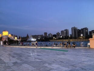 城市广场黄昏时的休闲景象