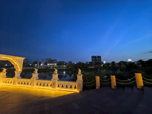 黄昏下的城市桥景