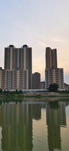 城市湖畔高楼倒影景观
