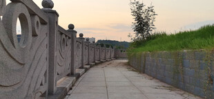 黄昏河畔石雕护栏与健康步道景观