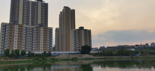 城市河畔高楼黄昏景致