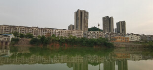河畔城市风光