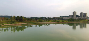 湖畔城市风光倒影美景