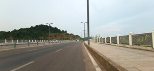 宽阔公路边的护栏与远景