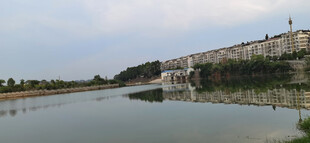 河畔低矮建筑群风景
