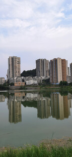 湖畔高楼倒影风景如画