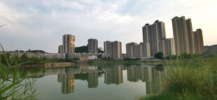 湖畔城市风光倒影美景