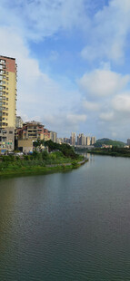 晴空下的河畔城市风光