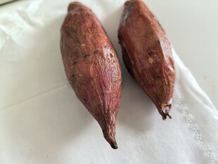 两个新鲜红薯特写