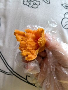 手拿掰开的烤红薯