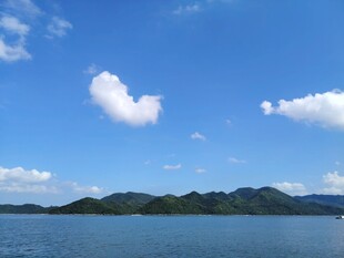 蓝天碧水间的秀丽湖景
